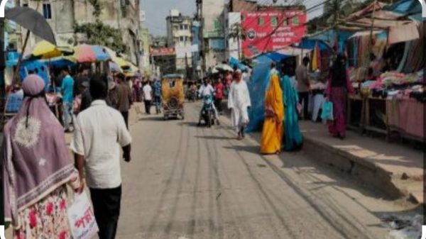 কিশোরগঞ্জ শহরের হাটার রাস্তা ও প্রায় সকল ব্রিজ এখন হকারদের দখলে।দেখা যায় ব্রিজের দু’পাশে পথচারীদের জন্য পর্যাপ্ত জায়গা থাকলেও তারা ফুটপাত দিয়ে হাঁটতে পারছে না। ফলে বাধ্য হয়ে তারা সড়কের মাঝপথ দিয়ে হাঁটতে হচ্ছে৷ এতে করে প্রতিদিনই ঘটছে দুর্ঘটনা। এ যেন পৌরবাসীর জন্য নিত্যদিনের ভোগান্তি।